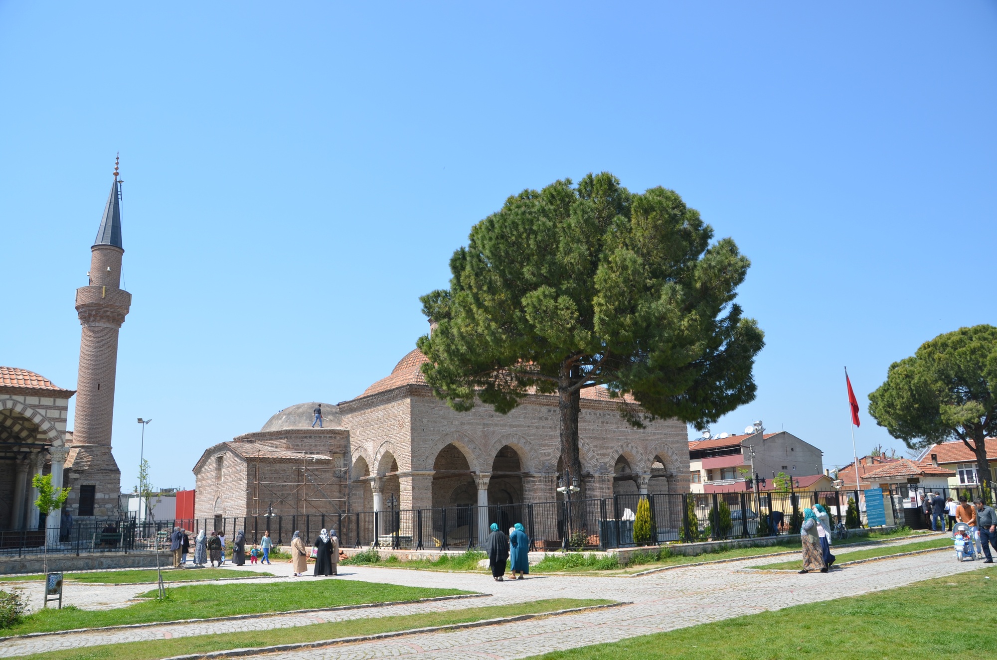 Imaret (kuchnia charytatywna) Nilüfer Hatun w Izniku (dawnej Nicei), dziś siedziba Muzeum Tureckiej Sztuki Islamskiej Imaret (kuchnia charytatywna) Nilüfer Hatun w Izniku (dawnej Nicei), dziś siedziba Muzeum Tureckiej Sztuki Islamskiej